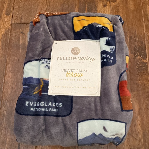 National Parks Plush Throw Blanket NEW Grey - Picture 5 of 6